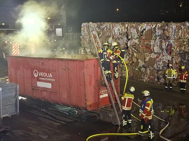 Die Feuerwehreute beim Löschen des Containerbrandes in Stelle | Foto: FF Maschen