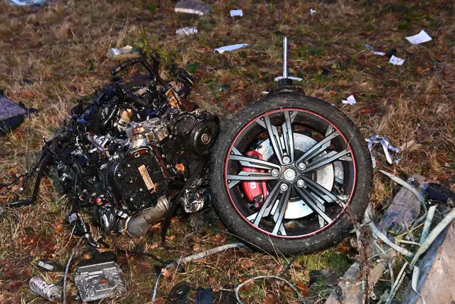 Der Motorblock wurde beim Unfall durch die Wucht des Aufpralls aus dem Wagen geschleudert | Foto: Mathias Wille