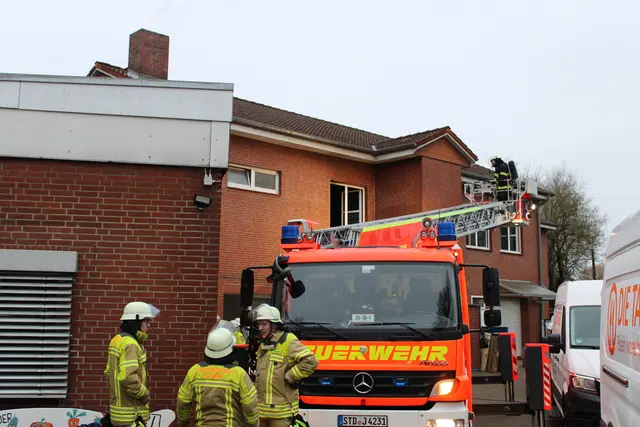 Die Feuerwehr war mit etwa 40 Einsatzkräften vor Ort | Foto: Stefan Braun /FFW Stade