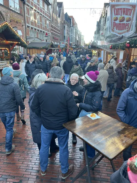 Gebrannte Mandeln und andere Leckereien schmeckten auch noch am letzten Tag auf dem diesjährigen märchenhaften Weihnachtsmarkt | Foto: Sandra Polenz