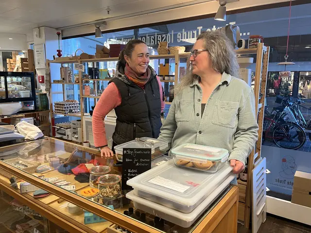 Anja und Danjela vom Tante Trude Unverpackt-Laden sind sich einig: Mit den richtigen Snacks macht arbeiten am verkaufsoffenen Sonntag Spaß | Foto: Sandra Polenz