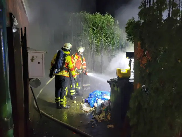 Durch das schnelle Löschen der Mülltonnen verhinderte die Feuerwehr ein Übergreifen der Flammen auf die Gaststätte | Foto: A. Feldtmann, stellv. Pressesprecher der FF Seevetal