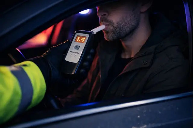 Ein Autofahrer wird einem Atemalkoholtest unterzogen_Symbolbild | Foto: jvp_ChatGPT