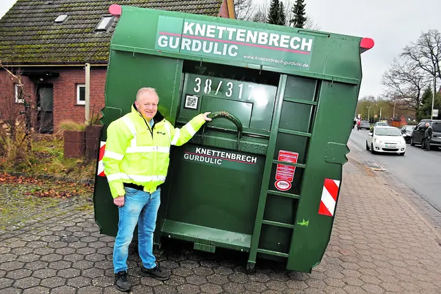 Reiner Köllermeyer, Niederlassungsleiter der Firma Knettenbrech &amp; Gurdulic in Marxen, vor dem zur Verfügung gestellten Container | Foto: Axel-Holger Haase