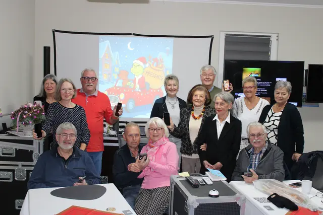 Mit Spaß bei der Sache: Teilnehmer des iPhone-Kurses mit Leiter Charly Reinhardt (hi., 3. v. li.) auf ihrer jüngsten Weihnachtsfeier | Foto: ce