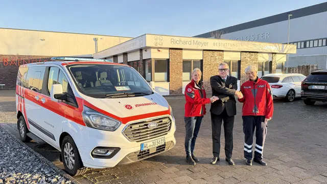 Spendenübergabe bei den Johannitern: Bestattungsinstituts-Geschäftsführer Georg Schmithüsen mit Janine von Diest (li.) und Irene Günther vom Kriseninterventionsteam | Foto: Richard Meyer Bestattungen