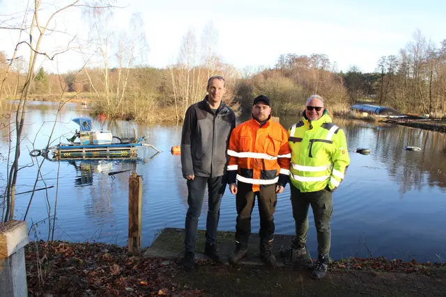 Informierten über die Entschlammungs-Aktion (v. li.): stellv. Gemeindedirektor Horst-Elert Stödter, Thorben Weinert (Firma R.-P. Meyer-Luhdorf) und Projektleiter Wolfgang Sturhann | Foto: ce