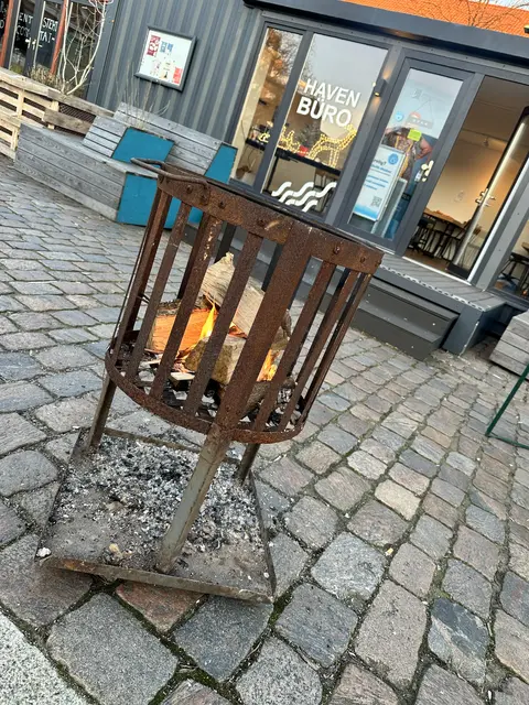 Vor der Tür wärmte eine Feuerschale | Foto: QUEST – Queeres Stade e.V.