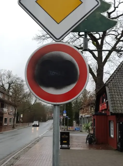 Wenig Frustrationstoleranz: Einige Jesteburger haben offenbar Probleme, neue Verkehrsregeln zu akzeptieren und besprühten die neuen Tempo-30-Schilder. Inzwischen sind sie notdürftig gereinigt | Foto: tn