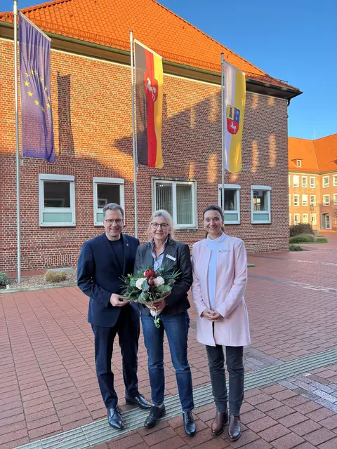 Landrat Kai Seefried und Dezernentin Sabine Brodersen (re.) verabschieden Amtsleiterin Dr. Sibylle Witthöft, in den Ruhestand | Foto: Landkreis Stade / Daniel Beneke