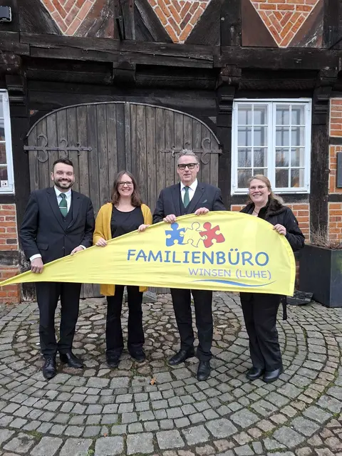 Winsens Familienbüro-Leiterin Julia Meinel (2. v. l.) freut sich über die Spende, die Bestattungsinstituts-Geschäftsführer Georg Schmithüsen (2. v. r.) sowie dessen Mitarbeiter Heidi Fascher und Yannik Brunke überbrachten | Foto: Richard Meyer Bestattungen