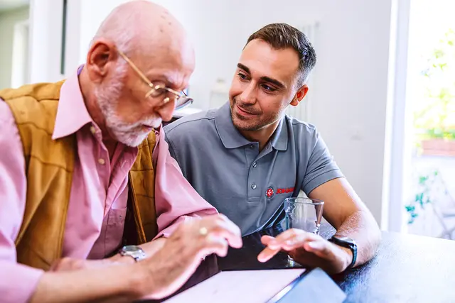 Ob Smartphone oder Tablet – die ehrenamtlichen Johanniter helfen Senioreninnen und Senioren in Meckelfeld bei der Bedienung | Foto: Johanniter