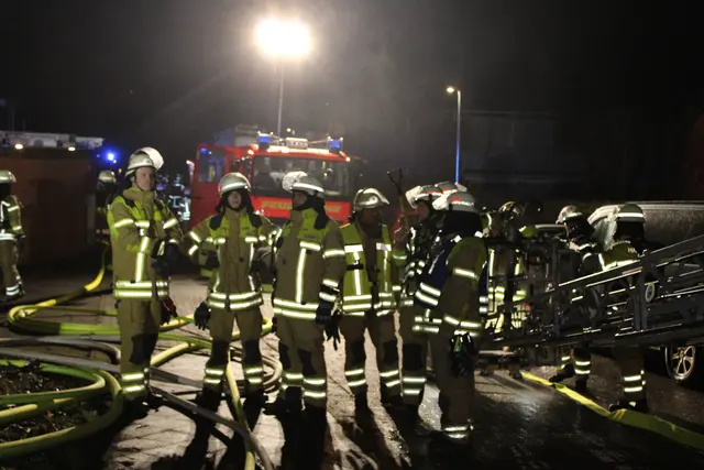 Etwa 100 Feuerwehrleute aus drei der vier Stader Ortsfeuerwehren waren im Einsatz | Foto: Feuerwehr Stade