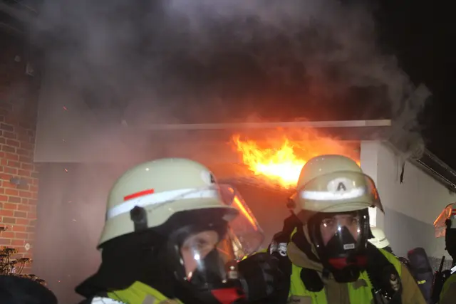 Immer wieder flammte der Brand auf | Foto: Feuerwehr Stade