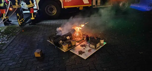In Maschen brannte ein großer Berg an brennenden Altpapier- und Feuerwerksresten | Foto: Feuerwehr Maschen