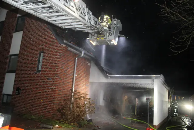 Die Dachhaut wurde aufgenommen und die Glutnester abgelöscht | Foto: Feuerwehr Stade