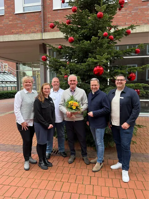 Verabschiedung am Kreishaus (v. li.): Amtsleiterin Petra Schlichting, Kreisbaurätin Madeleine Pönitz, Personalratsvorsitzender Dirk Grüttner, Hausmeister Alexander Neimann, Landrat Kai Seefried, Verwaltungsleiter Timo Fischer | Foto: Landkreis Stade / Daniel Beneke