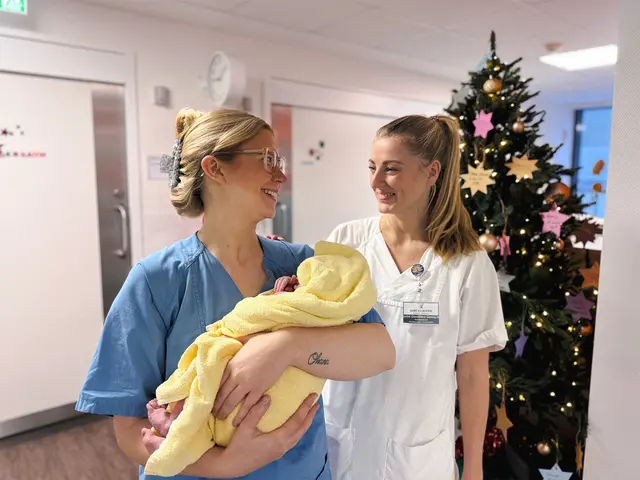 Die kleine Lina Janka kam am frühen 2. Januar am Elbe Klinikum Buxtehude zur Welt. Begleitet wurde die Geburt von Hebamme Lisa Wessel (li.) und Ärztin Dr. Luise Gerlach (re.). | Foto: Elbe Kliniken