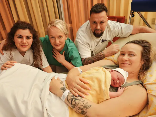 Neujahrsbaby in Stade: Die Eltern Judy und Tino freuen sich über die Geburt ihrer kleinen Lou Marie. Die Geburt des Neujahrsbabys wurde begleitet von (v.li.) Dienstärztin Francesca Maria Nicoletta Aru und Hebamme Johanna Schäfer. 
 | Foto: Elbe Kliniken