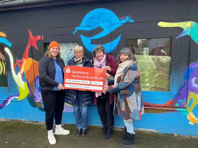 Spendenübergabe für den Herbergsverein Winsen (v. li.): Julia Steinbach, Andrea Picker (beide Herbergsverein), Martina Reimers, Kassenwartin des Sozialverbandes, und deren zweite Vorsitzende Bärbel Hetmann | Foto: SoVD Winsen