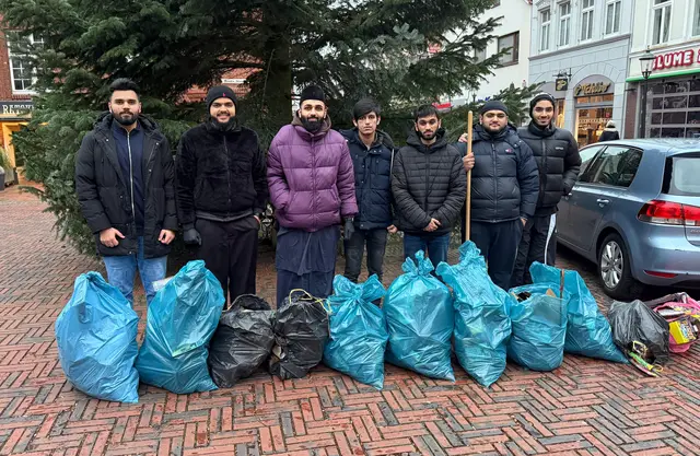 Die jungen Männer der Ahmadiyya säuberten Buxtehude vom Silvestermüll | Foto: Ahmadiyya
