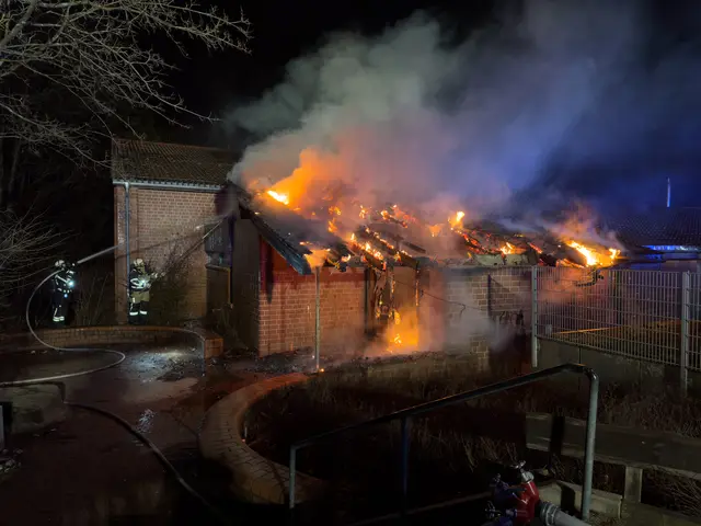 Feuerwehrleute beim Löschen des Brandes im Eingangsbereich der Waldschulen-Sporthalle | Foto:  Freiwillige Feuerwehr der Stadt Buchholz i. d. Nordheide