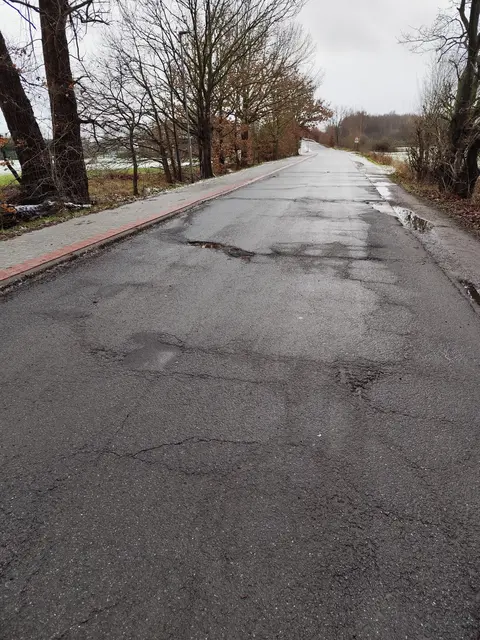 Auf zirka 15 m total zerrissene Teerdecke. Wie da am Ende des Winters aussieht? | Foto: Rüdiger Störtebecker