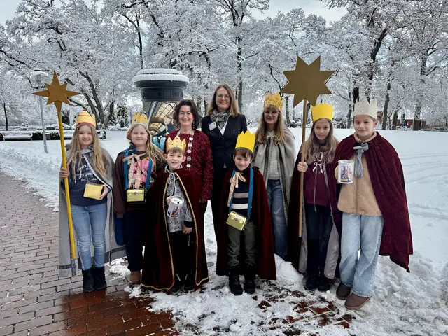 Samtgemeinde-Bürgermeisterin Ute Kück (hi. Mitte) und Flecken-Bürgermeisterin Susanne de Bruijn (hi. 3. v. li.)  mit den Sternsingern