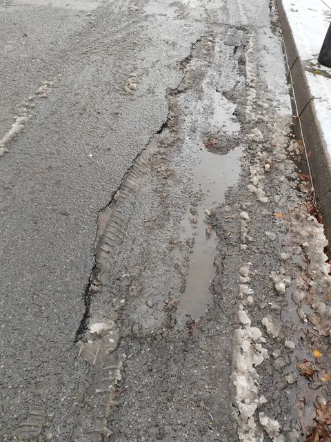  Anfang Heidlandsweg ein Schlagloch 2 m lang, 4 cm tief. | Foto: Rüdiger Störtebecker 