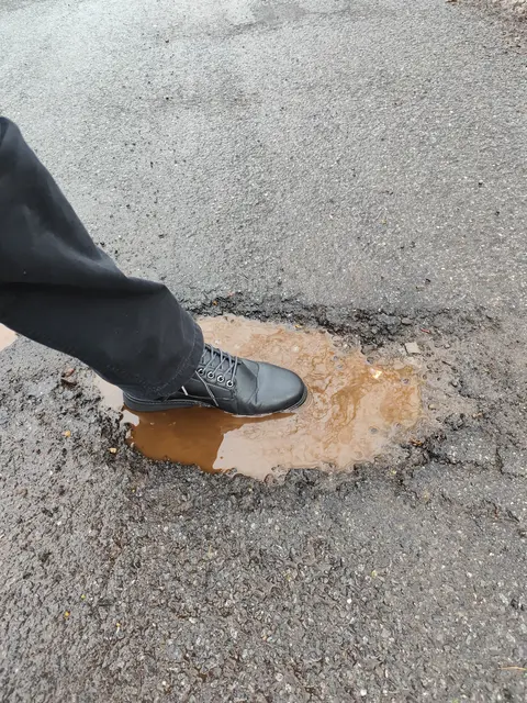 Mitten auf der Fahrspur etwa 5 cm tief. | Foto: Rüdiger Störtebecker