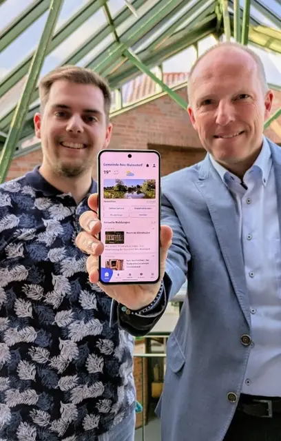 Bürgermeister Tobias Handtke (rechts) und Timo Stemmann (Öffentlichkeitsarbeit) freuen sich über den Start der neuen Gemeinde Neu Wulmstorf App | Foto: Gemeinde Neu Wulmstorf