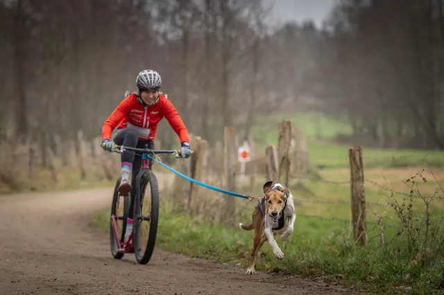 Auch Jule Prins, Weltmeisterin bei den Dogscootern, startete mit Hund "Coach" beim Hundesportverein Auetal/Wulfsen | Foto: Pfotenfotografie