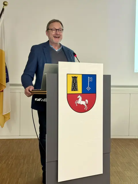 Dr. Andreas Krüger vom Hamburger Institut für Psychotraumatologie des Kindes- und Jugendalters (IPKJ) und Ankerland-Trauma-Therapiezentrum hielt einen interessanten Vortrag | Foto: Landkreis Stade / Florian Obst