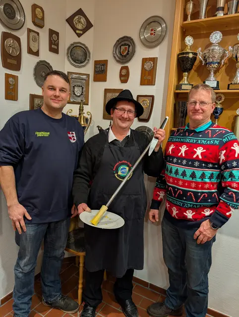 Große Freude über die tolle Geste: Daniel Boysen (v. li., stellv. Ortsbrandmeister Drestedt), Percio Fenner, Axel Brüggemann (Ortsbrandmeister Drestedt) | Foto: Joana Lönneker