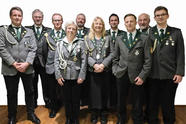  Zum neuen Vorstand gehören: (hi., v. li.) Matthias Bölt, Christian Sauer, Björn Lütker, Hendrik Niemann, Christian Sitarz und Ernst Meyer sowie (vorne, v. li.) Melanie Meyer, Andrea Thomas, Felix Karte und Julian Buchholz | Foto: Astrid Sitarz