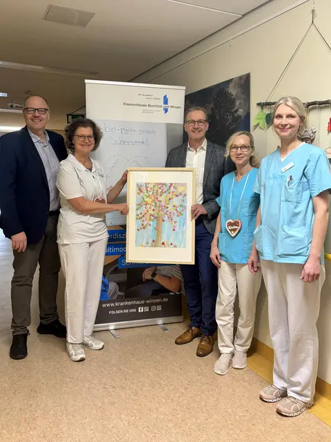 Kai Uffelmann (v. li.), Dr. Gabriele Heuschert, Hans-Georg Preuß, Kirsten Freifrau von Mirbach und Christine Flegel bei der Übergabe des Kunstwerks | Foto: Stadtwerke Winsen