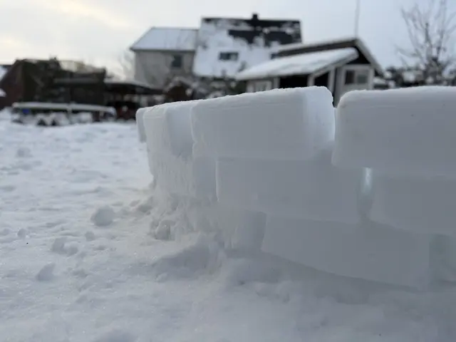 Bei den Schneemengen scheint sogar der Bau eines Iglus möglich | Foto: tml