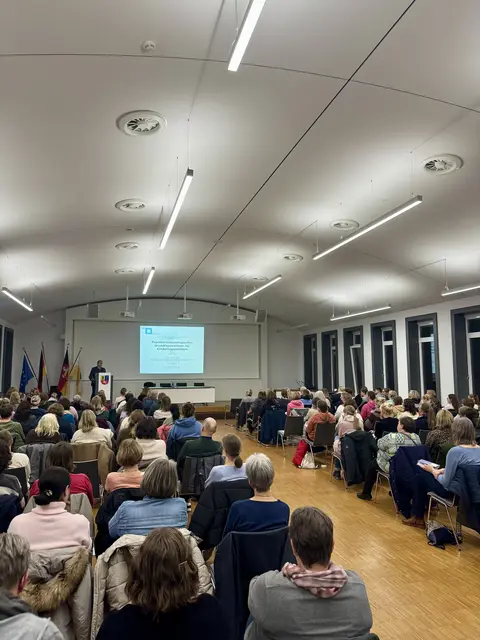 Knapp 200 pädagogische Kräfte und andere Interessierte kamen ins Stader Kreishaus, um den Vortrag „Psychische Traumatisierung bei Kindern“ zu verfolgen | Foto: Landkreis Stade / Florian Obst
