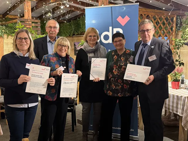 Bei der Preisverleihung in Jena: Nicole Scheibel, Bücherei Tostedt (v. li.), Uwe Janssen, stellv. Vorsitzender BdB, Prof. Dr. Ute Krauß-Leichert, stellv. Vorsitzende BdB, Andrea Krieg, frühere Direktorin der Stadtbibliothek Karlsruhe, Monika Ziller, Vorsitzende BdB Roland Arndt, Vorsitzender der Lesewelt Wittstock e.V., ausgezeichnet mit dem ersten Preis | Foto: BdB