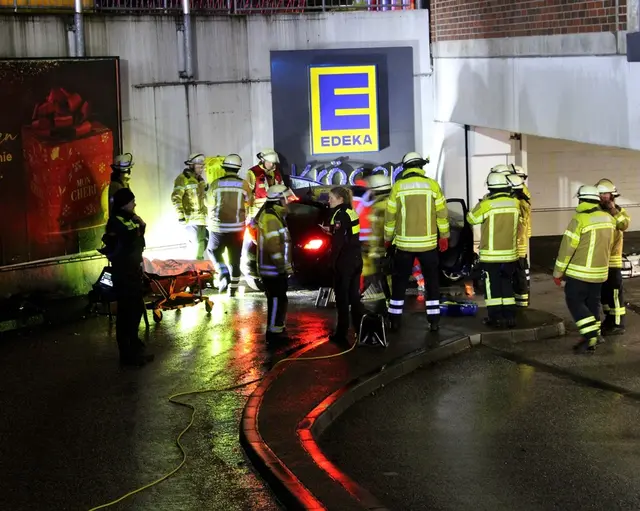 Die Feuerwehr Winsen musste einen Fahrer mit einem hydraulischem Rettungsgerät befreien | Foto: Burkhard Giese