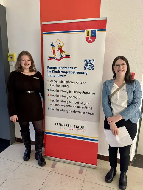 Das Kompetenzzentrum für Kindertagesbetreuung des Landkreises Stade, zu dem unter anderem Franziska Ciesionik (rechts) und Nathalie Viebrock gehören, lud zum Vortrag „Psychische Traumatisierung bei Kindern“ ins Stader Kreishaus ein | Foto: Landkreis Stade / Florian Obst