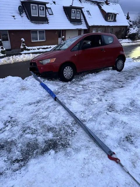 Der Pkw drohte, vom Deich zu kippen | Foto: Feuerwehr