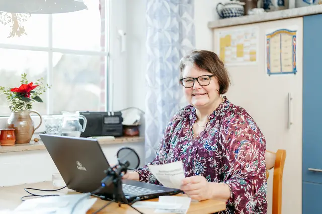 Armgard Kaestner spricht die 500. Nachrichten-CD für Menschen mit Sehbeeinträchtigung ein | Foto: DRK-Kreisverband Harburg-Land e.V., Antje Wulf