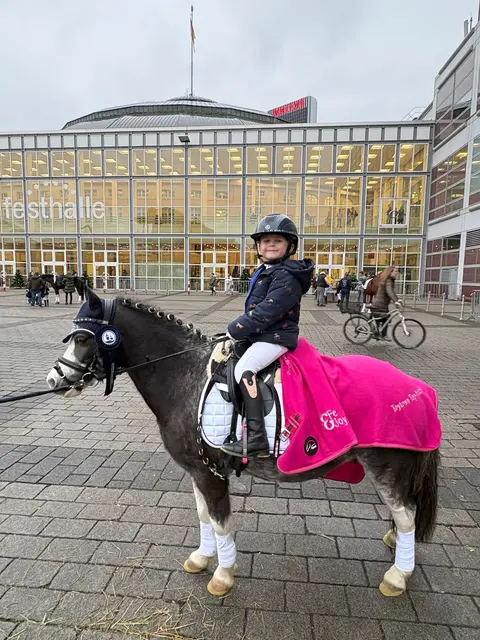 Die hochbegabte Nachwuchs-Reiterin Fe Böse auf ihrem Pony "Toytown Top-Notch" vor der Frankfurter Festhalle, in der der Pokal-Wettbewerb stattfand | Foto: Mario Böse