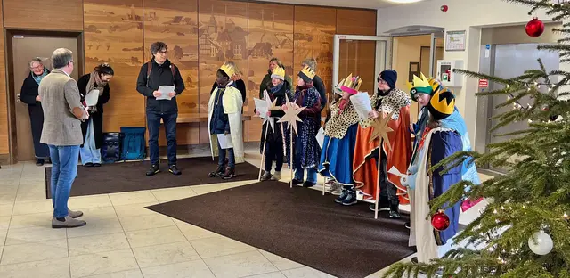 Landrat Kai Seefried begrüßt die Sternsinger im Kreishaus. | Foto: Daniel Beneke