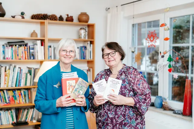 Engagement für mehr Teilhabe: Die Inhalte für die Weihnachts-CD sind bereit zum Einsprechen durch Anna Walther-Mauruschat (links) und Armgard Kaestner (rechts).
 | Foto: DRK-Kreisverband Harburg-Land e.V., Antje Wulf