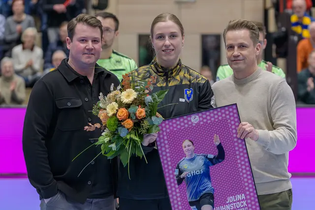 Vize-Weltmeister Jolina Huhnstock mit Timm Hubert (Geschäftsführer BSV-Handballmarketing, li.) und Christoph Wendt (Geschäftsführer HBF) | Foto: BSV