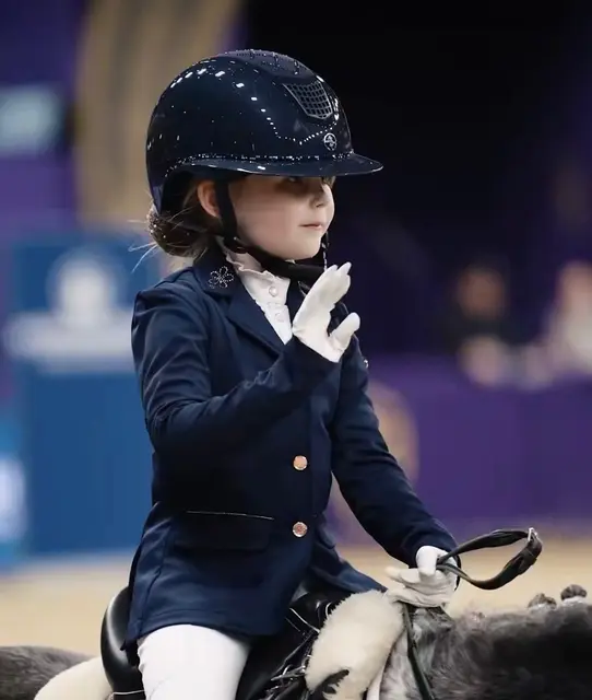 Souverän im Sattel: Ausnahme-Reiterin Fe Böse (5) winkt auf ihrem Pony in der Frankfurter Festhalle dem Publikum zu | Foto: Mario Böse