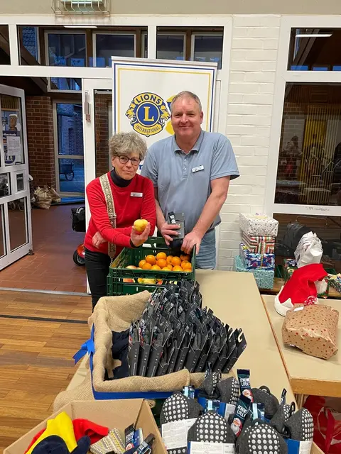 Dr. Sieglinde Feil und Michael Tiedemann hatten die Präsente vorbereitet  | Foto: Lions