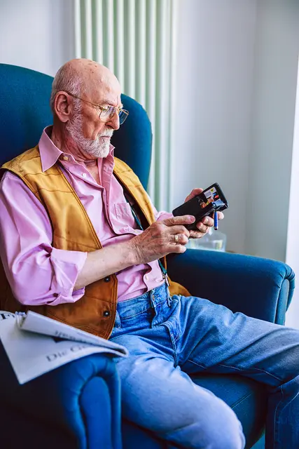 Egal ob Smartphone oder Tablet – die ehrenamtlichen Johanniter helfen Senioreninnen und Senioren in Buchholz bei der Bedienung | Foto: Johanniter